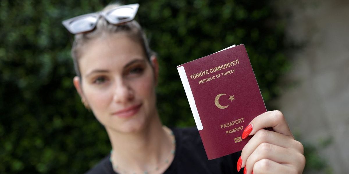 Spor spikeri Sinem Ökten, 24 Ağustos 2022'de İstanbul'da Reuters ile yaptığı röportajda pasaportunu elinde tutuyor. (Fotoğraf: Murad Sezer)